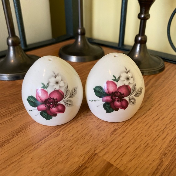 Vintage Royal Taunton Fine Bone China Salt and Pepper shakers - Picture 4 of 5